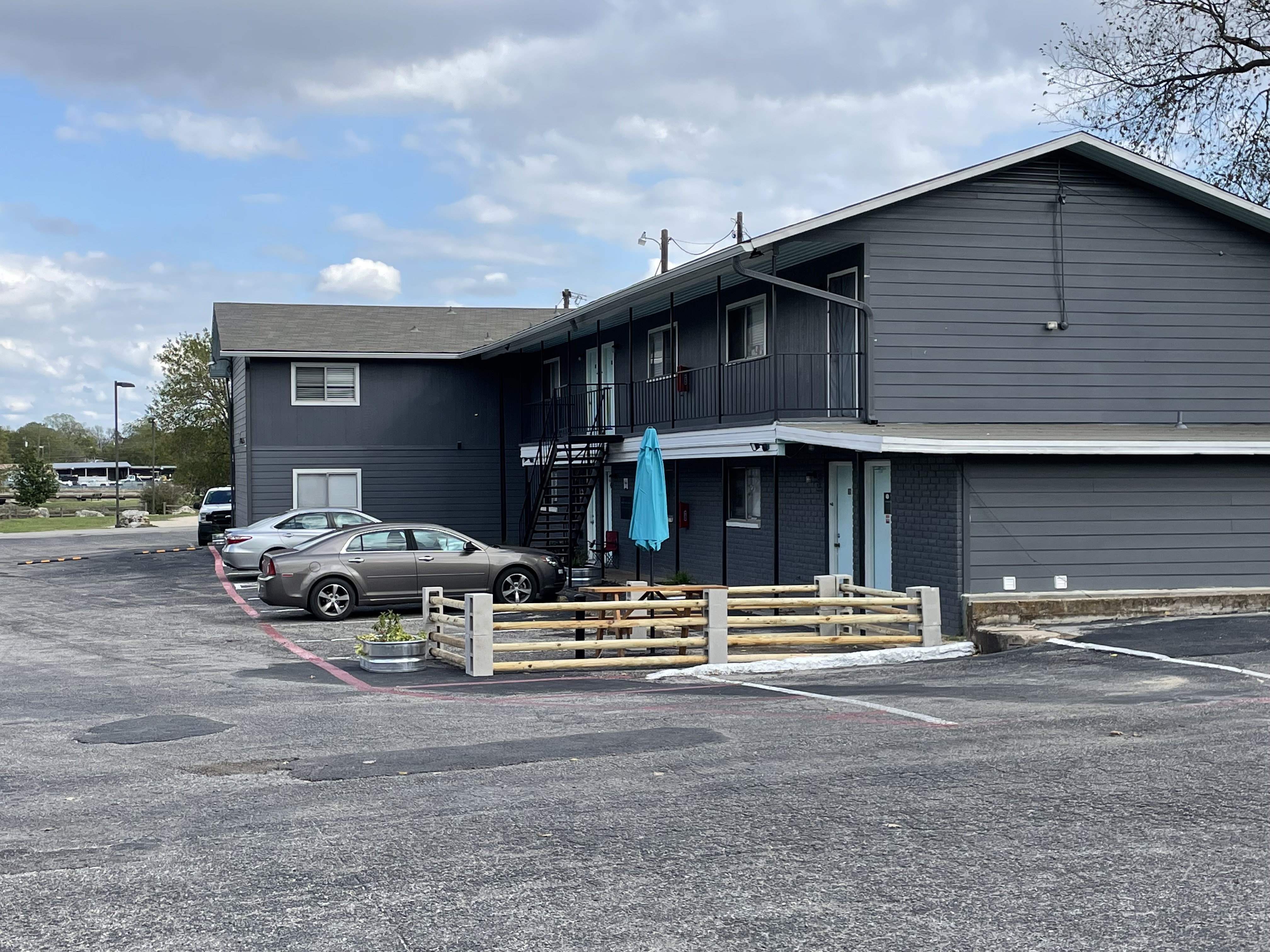 Picnic area at Lakeside Apartments